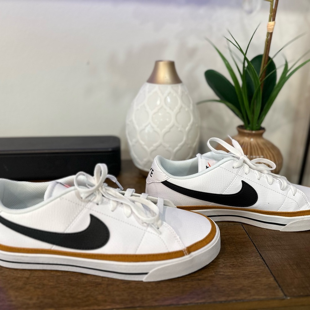 Brand new never worn before Nike court legacy low tops size 9 men's